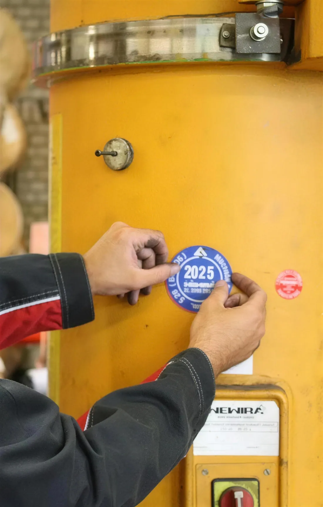 WEWIRA Servicetechniker an einer Krananlage