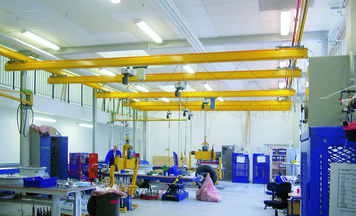 WEWIRA Konsolenlaufkran an der Hallenwand